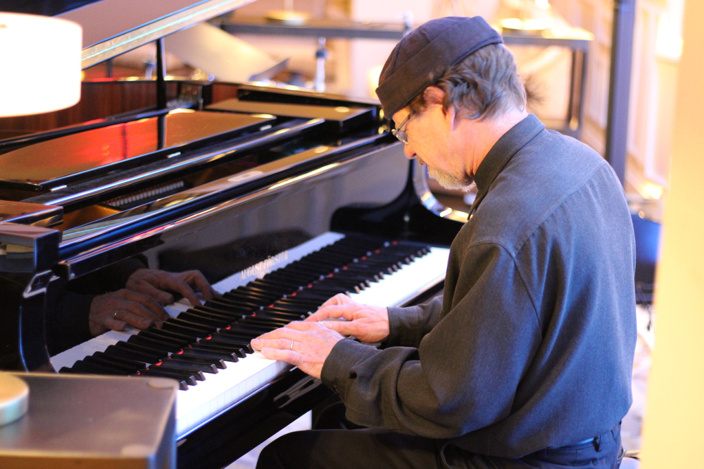 Live Jazz from our Main Man Mark Tuesday – Saturday from 7 pm – 11 pm. 

#sunsetloungeftcollins #sunsetlounge #haveyouseenthesunset #oldtownfortcollins #rooftopbar #craftcocktails #wine #beer #views #jazzmusic #piano #livemusic #4daysaweek