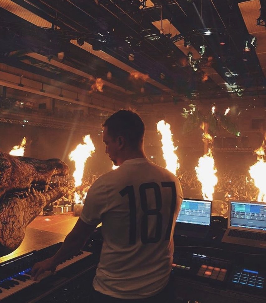 👀 @nviemotho lighting up the stage with the #MASCHINE and #KOMPLETEKONTROL.