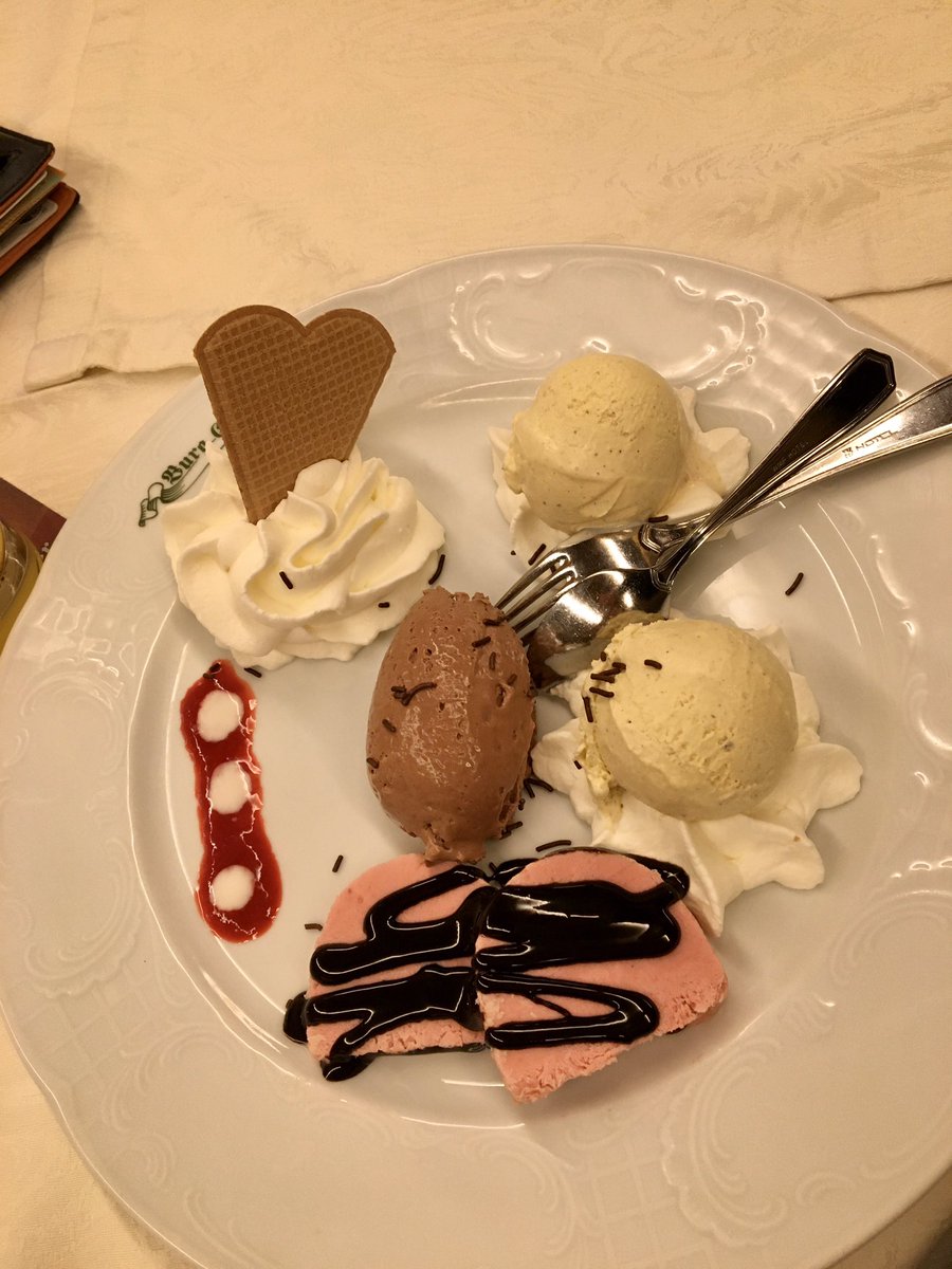 Liebste Grüße gehn raus an die @Ophelia_BDSM mit ihrem bösem Hals. Beim Vanilleeis hab ich ganz arg an sie gedacht 😘