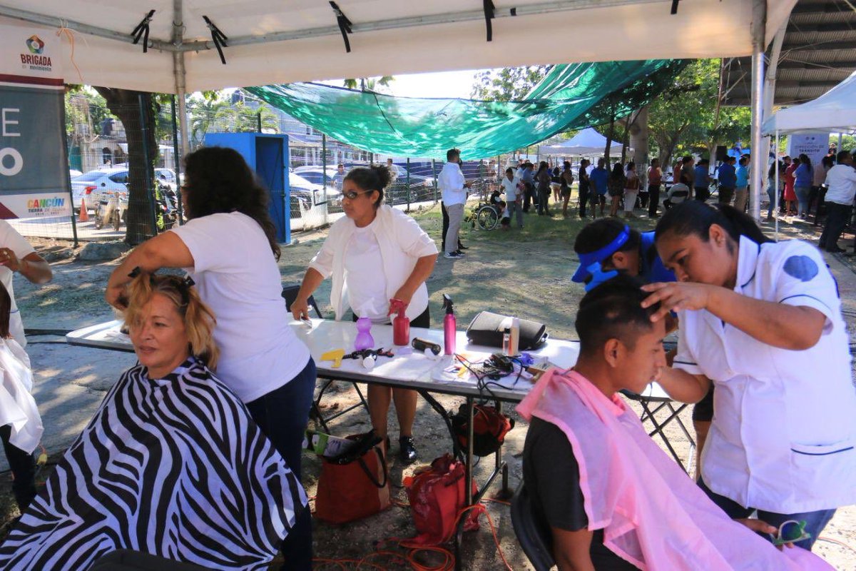 AytoCancun's tweet photo. ¡Aún estás a tiempo de llegar! Hoy la jornada de #TierraDeTodos se realiza hasta las 6 de la tarde 🕕. No te pierdas la oportunidad de acceder a todos los servicios que acercamos hasta ti en el domo de la #SM221.
#CancúnTierraDeTodos https://t.co/huisq4Ewp8