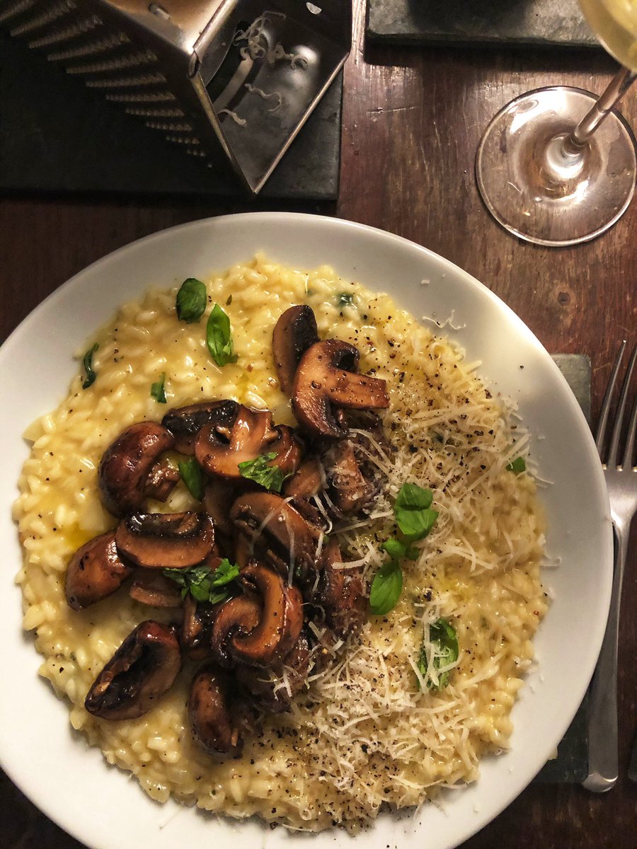Food4lovers's tweet photo. Mushroom Risotto
Risotto one of the greatest work outs you get before eating !
#ComfortFood #ItalianFood #Risotto #FoodIsColour #BeigeFood #FoodIsFlavour #FoodPhoto #FoodPorn #LoveFood https://t.co/AHNJfCeXlZ