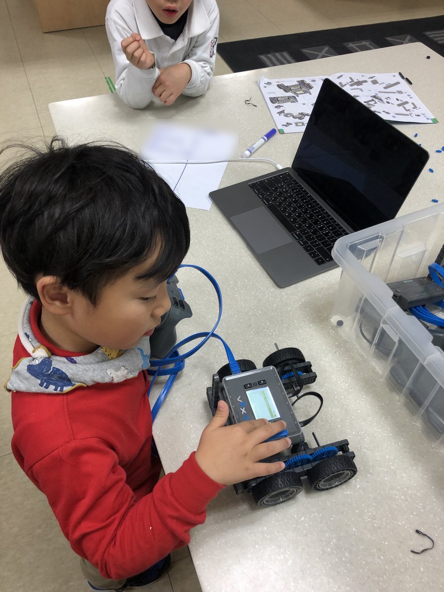 hblove03's tweet photo. Pairing the drive train robots so students can work on their driving skills with @VEXRobotics. Next week students will be navigating the obstacle courses in preparation for the #SFSTEM celebration to showcase their learning. #sfs1912 https://t.co/yN2NdLmqAz