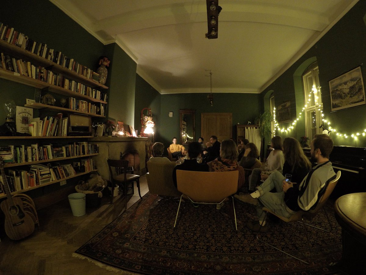 sensingmedia's tweet photo. Wir lassen den ersten Tag ausklingen. #Kaminzimmer #retreat #workation https://t.co/5LTXoMc803