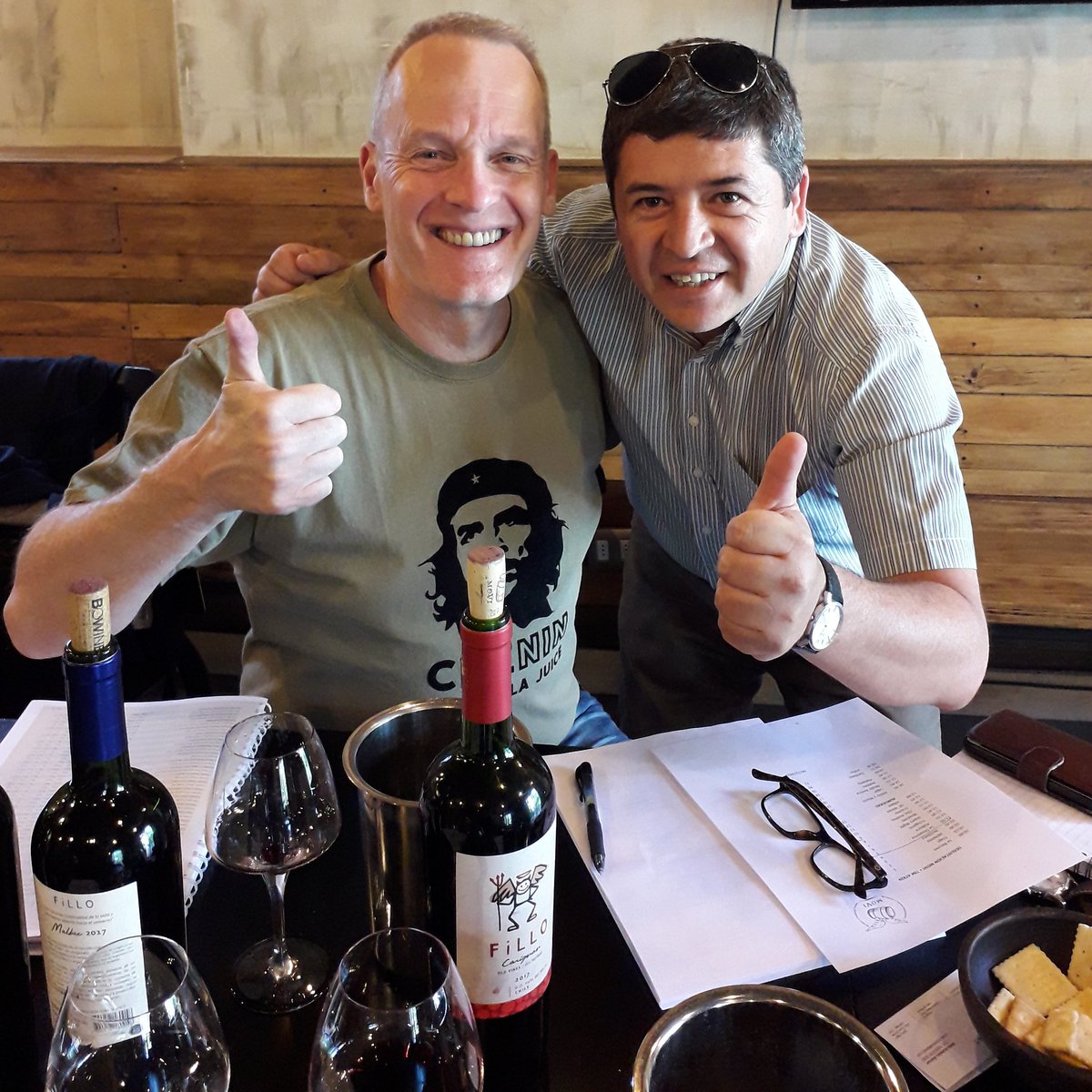 Cata de vinos <a href="/movichile/">MoVI Chile</a> con <a href="/timatkin/">Tim Atkin</a> 🍷👍👏 . <a href="/stgowineclub/">Santiago Wine Club</a> <a href="/MOVILaTienda/">MOVI La Tienda</a> #Fillo #Carae #Malcriado #escalahumana #wine #winelover <a href="/Up_To_Wine/">Up To Wine</a>