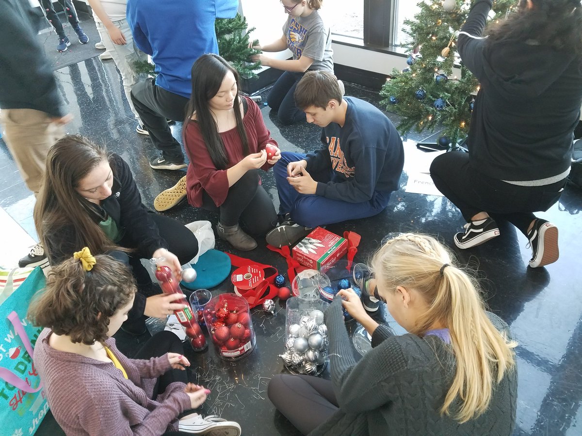 CS_FrenchClub's tweet photo. Participating in the annual Holiday Tree decorating. Notre sapin est le meilleur!!!! @SandburgHS https://t.co/XHYVHJGvcv