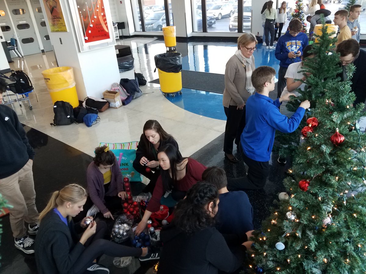 CS_FrenchClub's tweet photo. Participating in the annual Holiday Tree decorating. Notre sapin est le meilleur!!!! @SandburgHS https://t.co/XHYVHJGvcv
