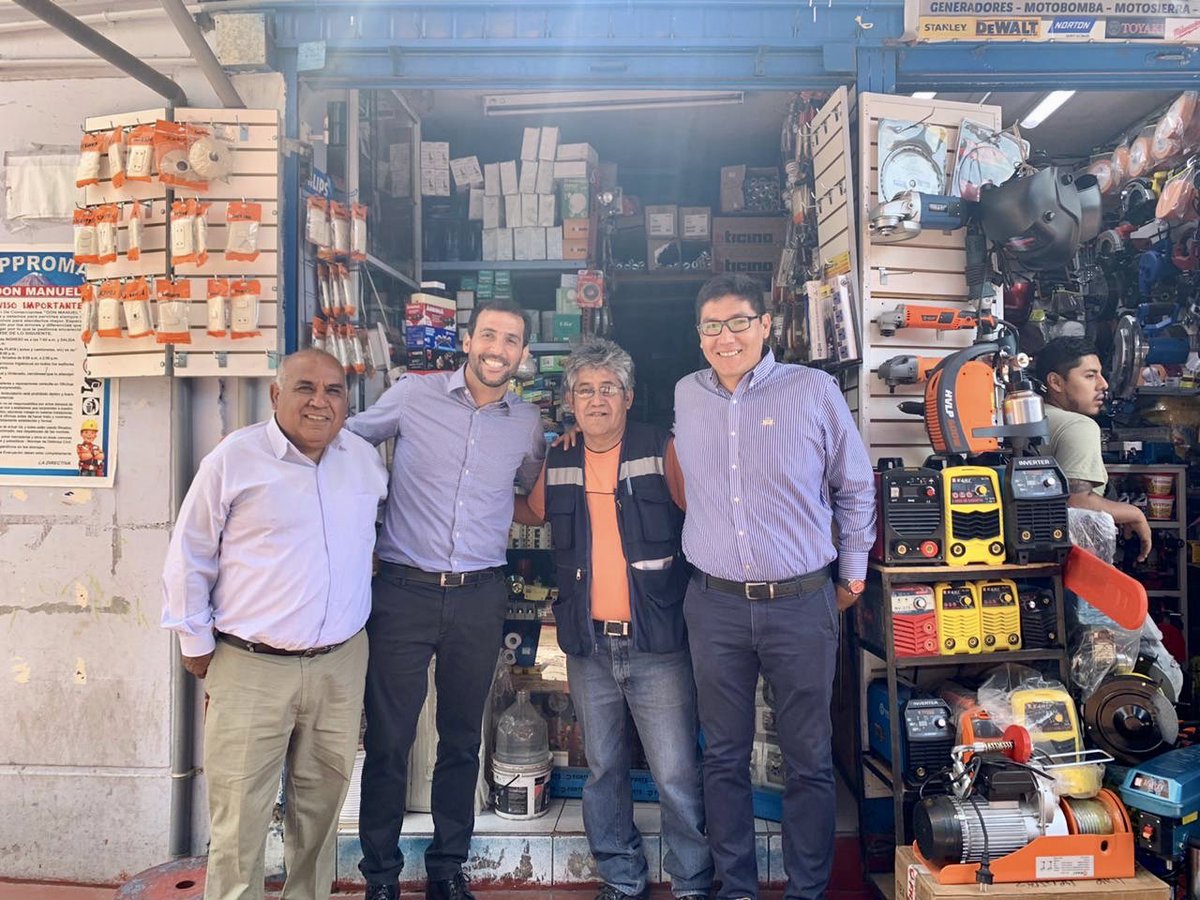 Luis Merma: 20 años sacando adelante su negocio de ferretería en Arequipa. Valiente emprendedor que no conoce el concepto de vacaciones, ni días libres. Todo por su familia. Generarle tiempo es nuestra responsabilidad, su familia y él se lo merecen