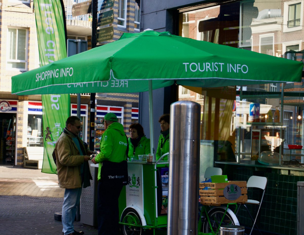 Zachtjes gaan de paardenvoetjes. 
Vol verwachting klopt ons hart. 
Pepernoten, speculaaspoppen en Sintcadeautjes, 
vind ze in de stad!
Daar kunnen jong en oud,
Vinden waar een ieder van houdt. 
Ontdek Den Haag en kijk je ogen uit,
Kom vooral shoppen en maak buit!
#Sinterklaas