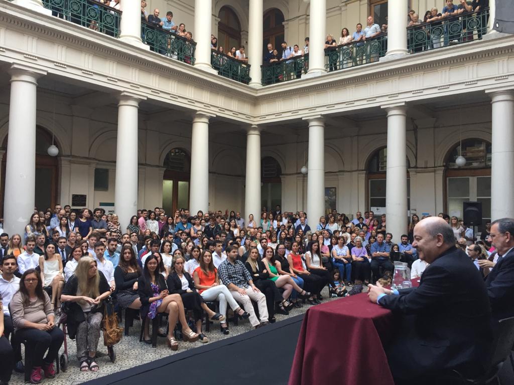 unlp's tweet photo. Distinción #EgresadosDistinguidos Nuestro reconocimiento a los mejores promedios de las facultades y colegios #UNLP. Felicitaciones!! #Orgullo https://t.co/tnUeS5WyNb