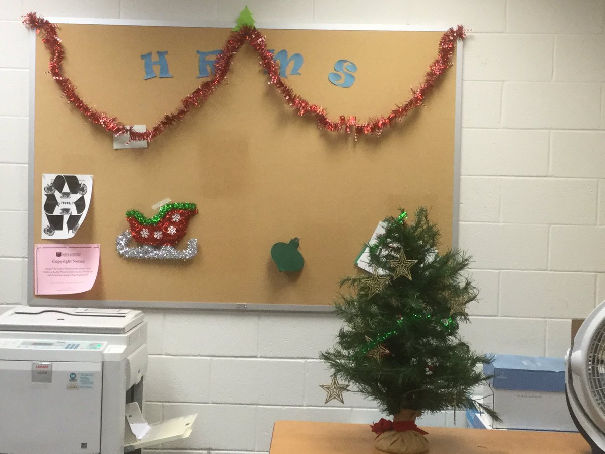 DGrahamHRMS's tweet photo. #NJHS spreading some #holiday cheer @HollyRidgeMS https://t.co/4bTPYYQRSS