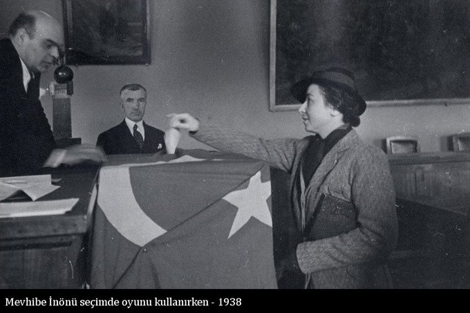 nasuhbektas's tweet photo. 5 Aralık 1934 Türk Kadınına Seçme ve Seçilme Hakının tanınması.
Dünya Kadın Hakları Günü 
#5AralıkDünyakadınHaklarıGünü https://t.co/xgF1Y0oWhc