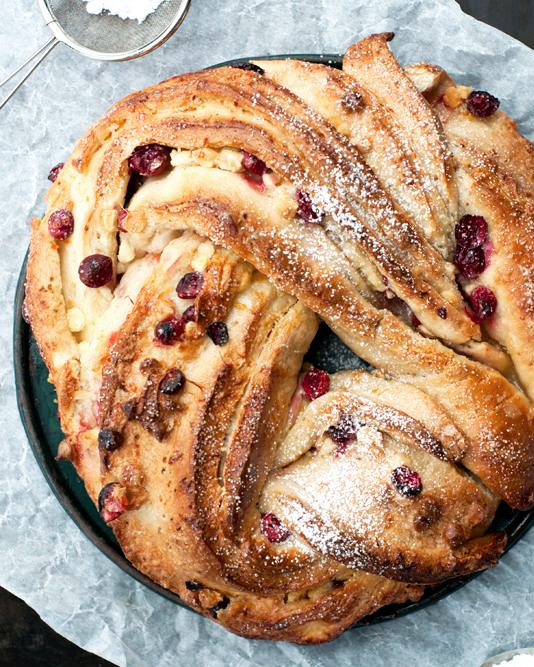 On capote sur cette brioche de Noël au chocolat blanc et aux canneberges en forme de couronne!! 😍 De la déco qui se mange : OUI!
Commencez par la déposer comme centre de table au brunch, et après, tout le monde se sert au dessert! La recette est sur … bit.ly/367oP3F