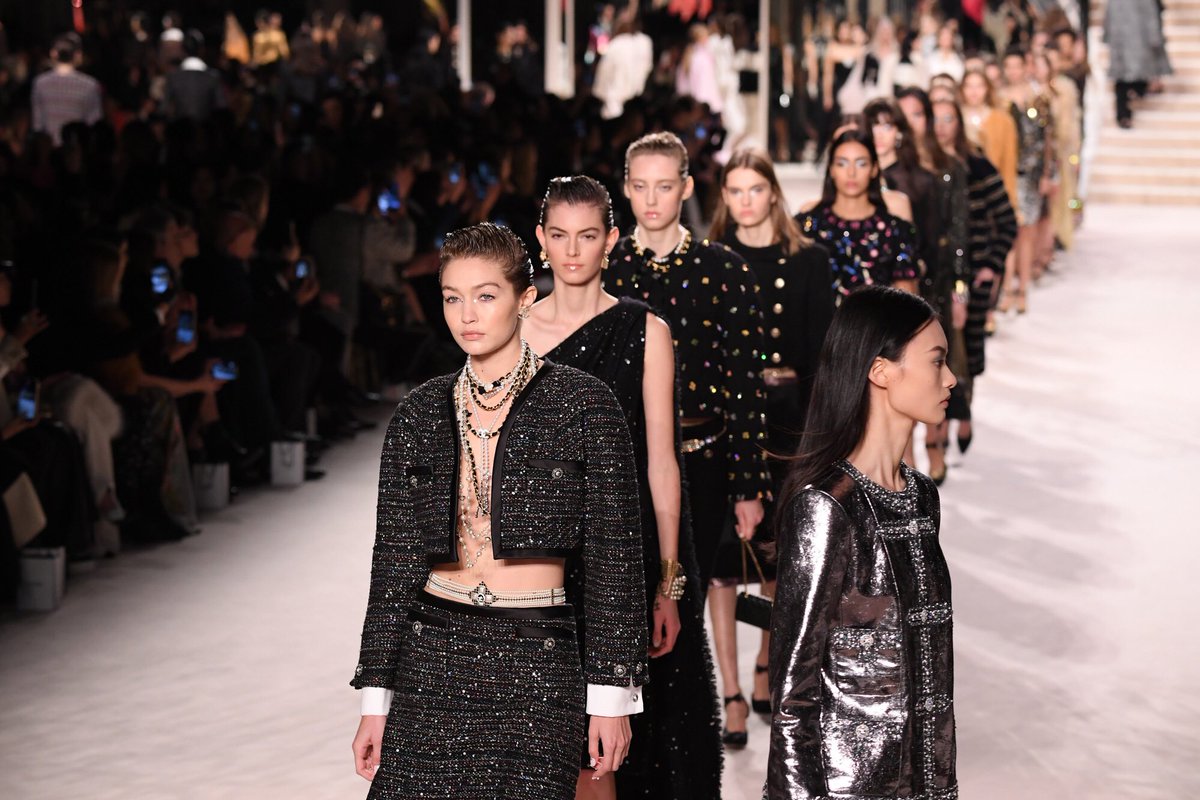 Диор показ 2023-2024. Показы мод на 2024 год. Донателла версаче 2022. Показы мод на 2024 год. Показы мод на 2024 год.