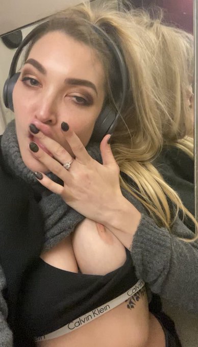 I&rsquo;m feeling horny on the long train home and uploaded a new naughty movie to my OnlyFans 😈 subscribe<a href="/tag/birmingham"class="tags"><span>#birmingham</span></a>