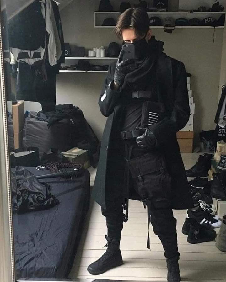 11) despite technological advancement stagnating, the techwear thing will really take off in big cities for a while, ruralites will see it as being dumb, but people dress more like cyberpunk characters