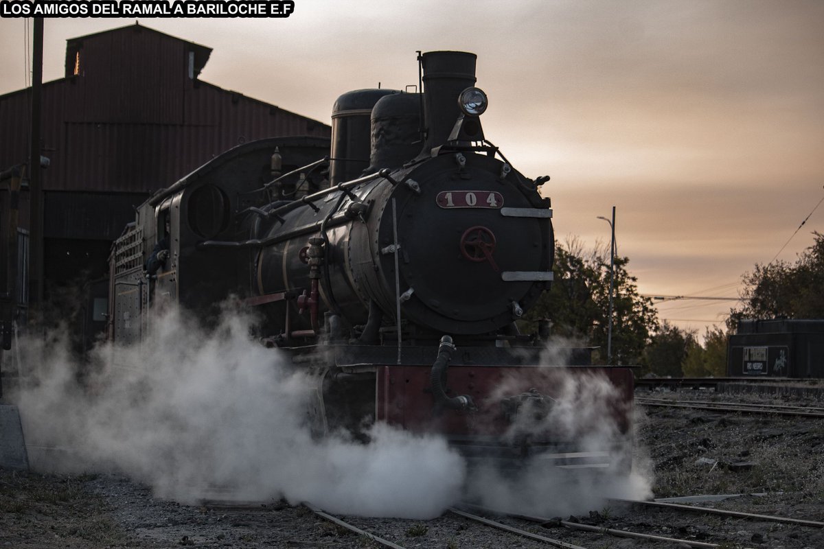 Luego de un dia de trabajo, la locomotora Henschel N°104 es llevada a su depósito. #trenpatagonico
