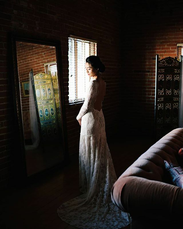 carondelethouse's tweet photo. Poised in Light || Coordinator Rebecca Cristancho | Photography @rachelmccauleyphotography | Venue @carondelethouse | Videography @sharkpigweddings | Florist @underground_melody | Cake @sweetladyjanebakerycafe | DJ @dartcollective | Catering @treslacatering | Beauty @beautyb… https://t.co/tlYBAyIs8n