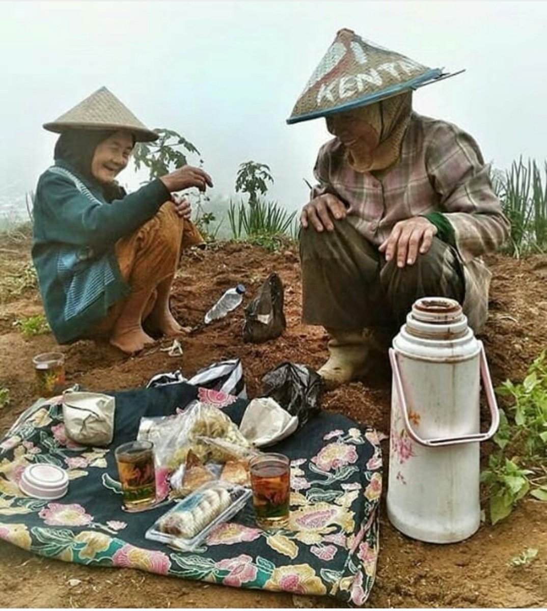 retnopurnami_'s tweet image. Jangan memperumit syarat bahagiamu, agar sesederhana apapun pemberianNya mampu kau syukuri.... #journallife #jurnalsyukur