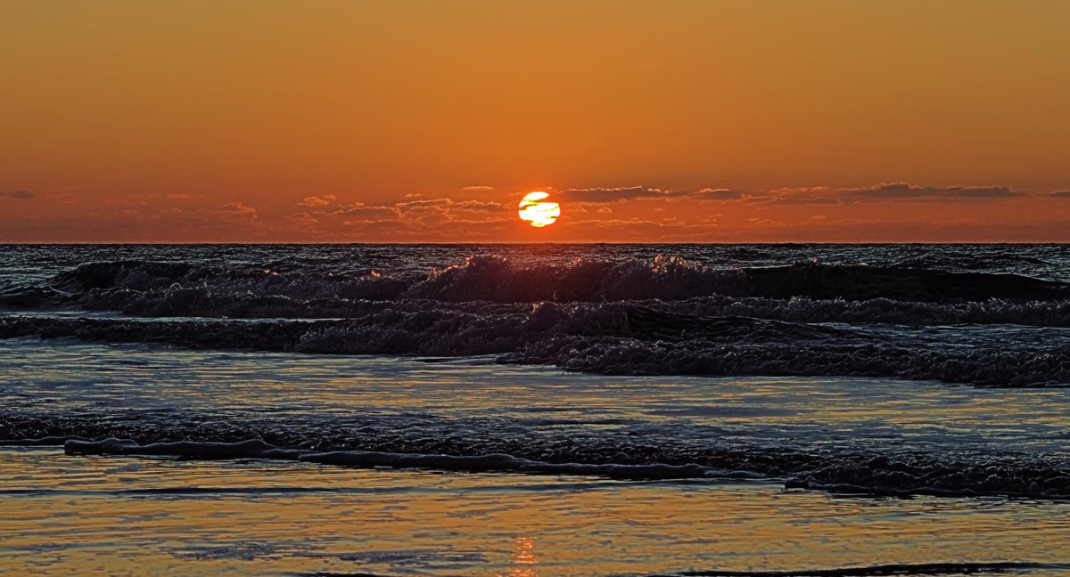 Mooie zonsondergang met fraaie kleuren van de luchten hier aan zee. <a href="/WNLVandaag/">WNL Vandaag</a>