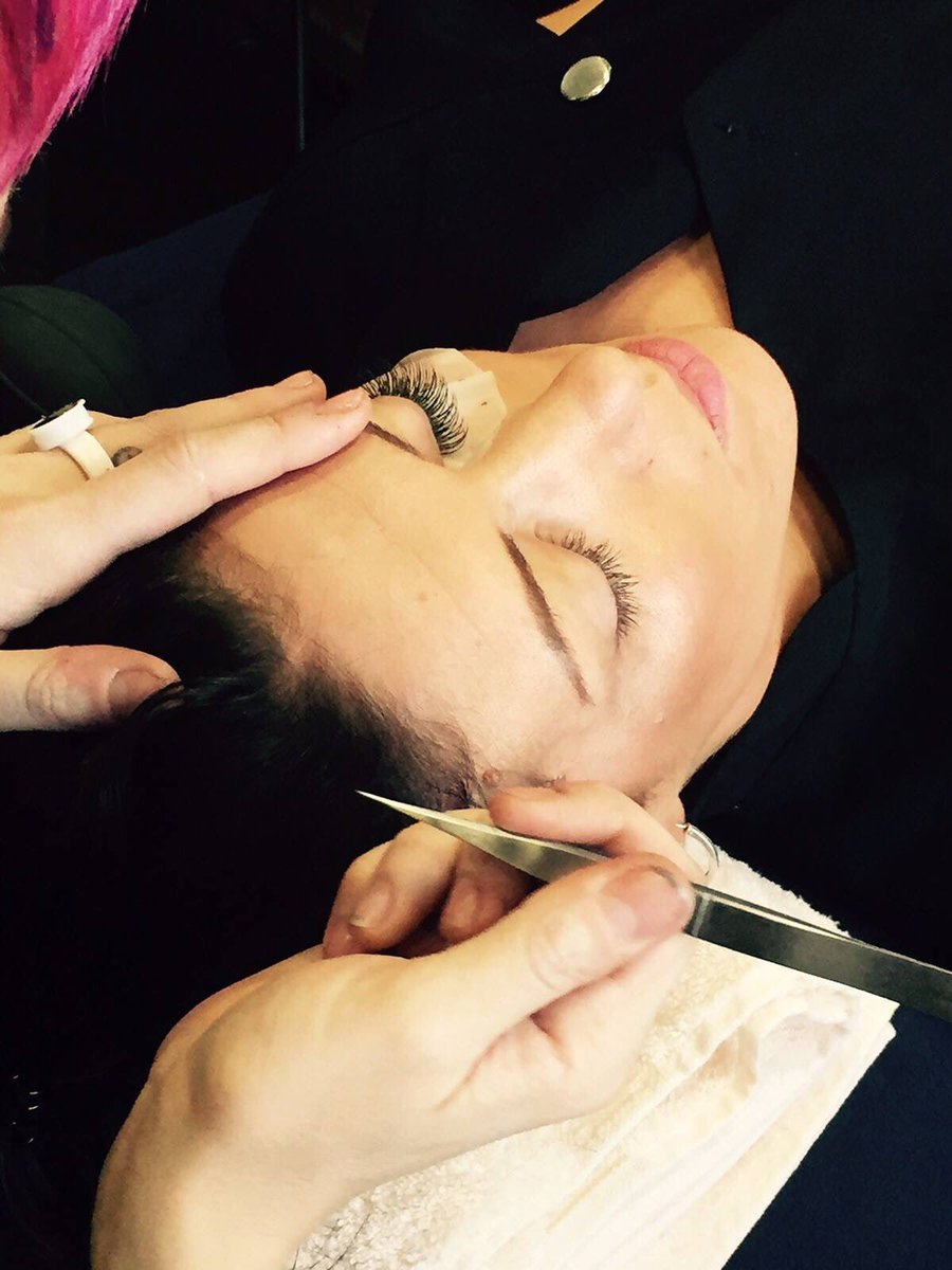 hollywoodlashes's tweet photo. A before and after during training with Hollywood Lashes! 😍 To book on today call Anji on 07866136930 #eyelashextensions #hollywoodlashes #beauty #salon #glamour #training https://t.co/4FmG2jSzkc