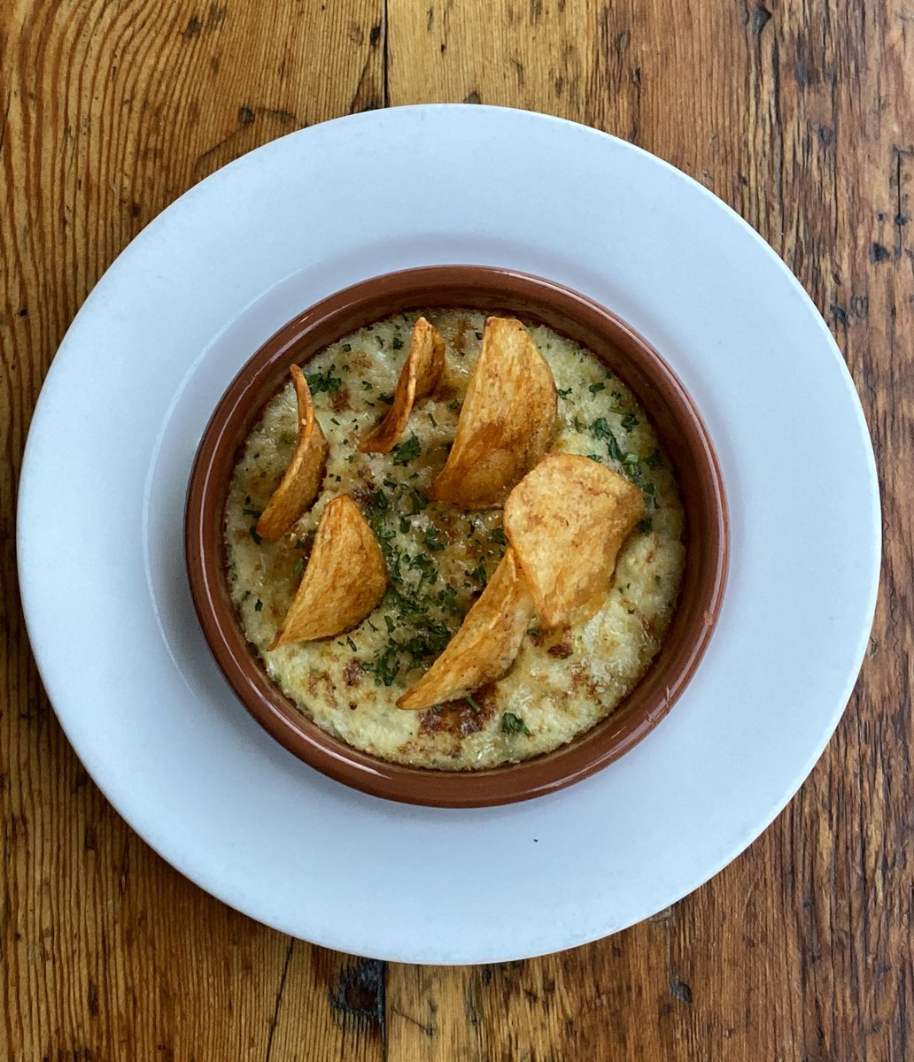 Brandada de bacallà, a native catalonian dish consists on shredded salted cod, roasted garlic and cream. Chef Daniel has just brought this dish back, check out our insta story for a tutorial on how to make this delicious dish! Venga!