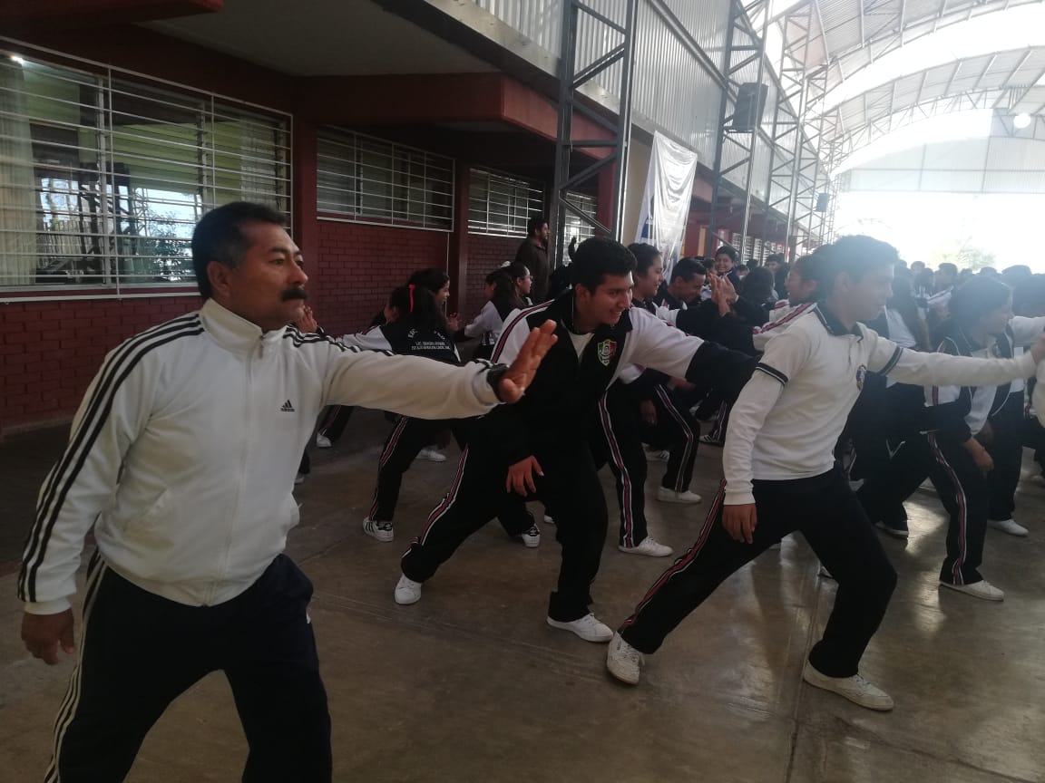 DEPORTE_GobOax's tweet photo. Sucedió en Huajuapan de León, donde las supervisiones escolares 05, 16 y 22, reunieron a mil niños y niñas quienes realizaron rutinas de actividad física. La #CECUDE trabajó con profesores de educación física que promueven el aprendizaje activo.
@alejandromurat
@IvetteMurat https://t.co/sHsz5ONI78