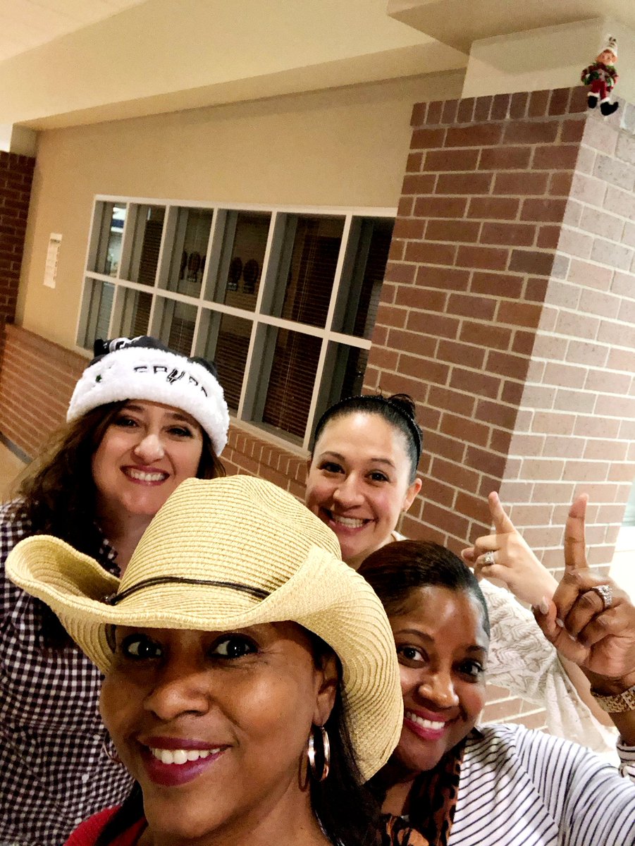 MrsFlegeance's tweet image. Look up everyone ⬆. Guess who we, ISs @GloriaBalakris1 @Mrs_KKerlegan @AngelaWarner27 found @MRobinsonElem ? #HappyHolidays 🎄#SelfieWithElfie