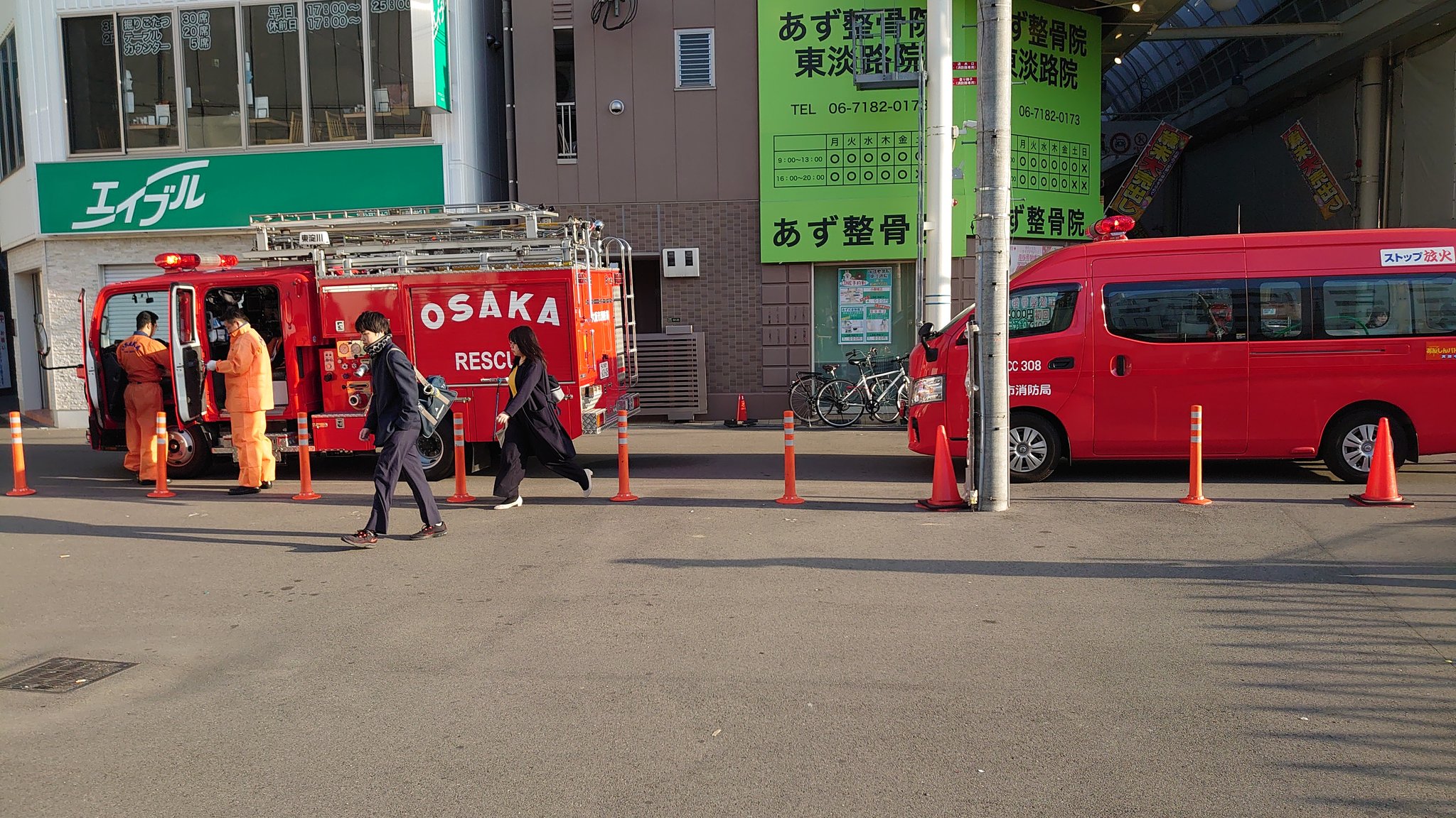 阪急京都線の淡路駅の人身事故で緊急車両が集結している現場画像