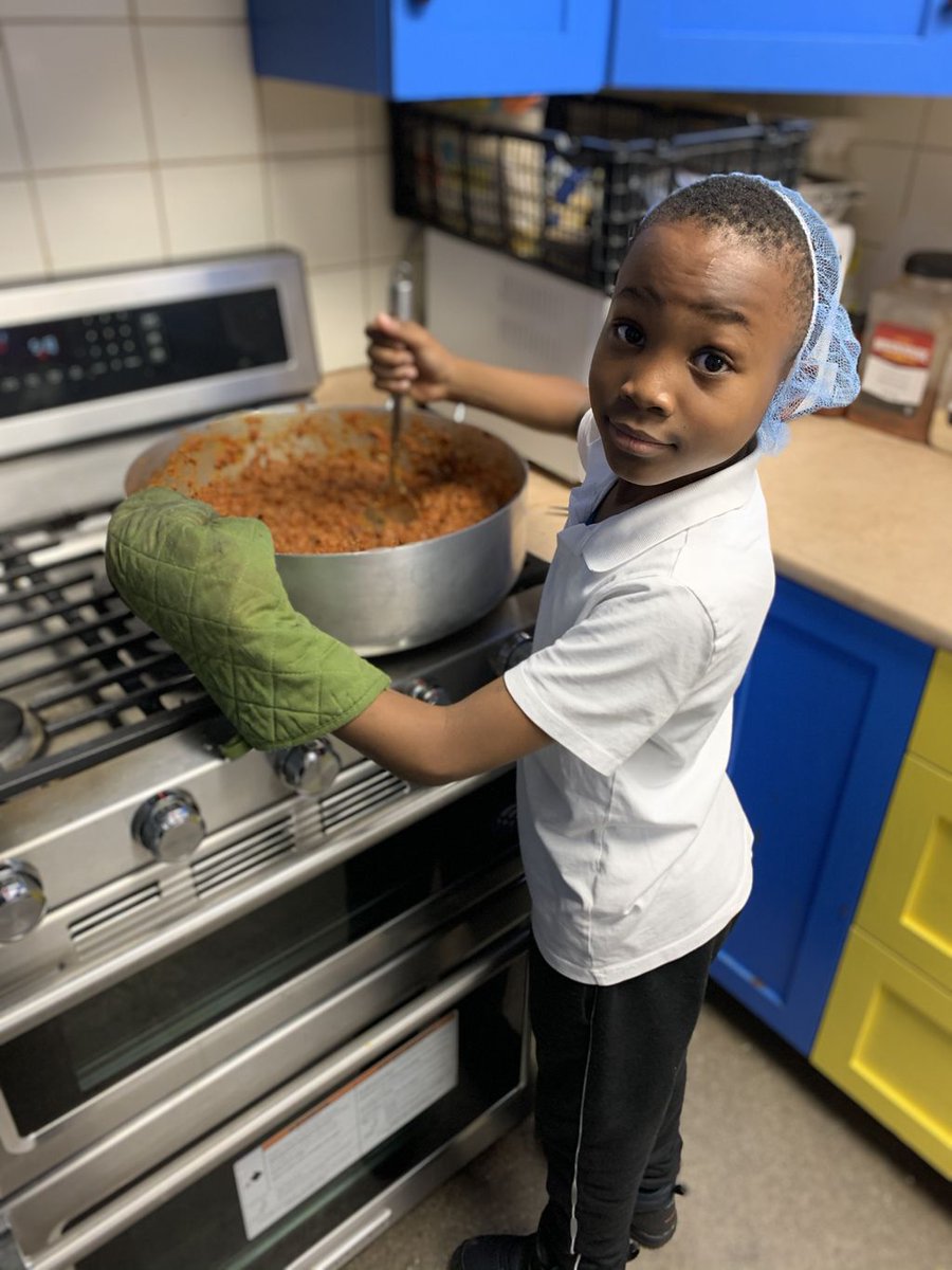 frontlinesto's tweet photo. Today our young chefs made a rainbow pasta🌈🍝 to help express their feelings. Bringing creativity to the kitchen is always a good time.  

#YoungChef #TorontoKids #TorontoFood #CreativeMeal #SoYouThinkYouCanCook #Foodie #MasterChefs https://t.co/yNsRy40poz