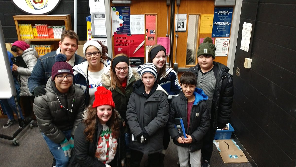 jmuzzalupo's tweet photo. @wmscats  choir and @DavidsonChoirs go Christmas caroling tonight! https://t.co/82QecVkbs4