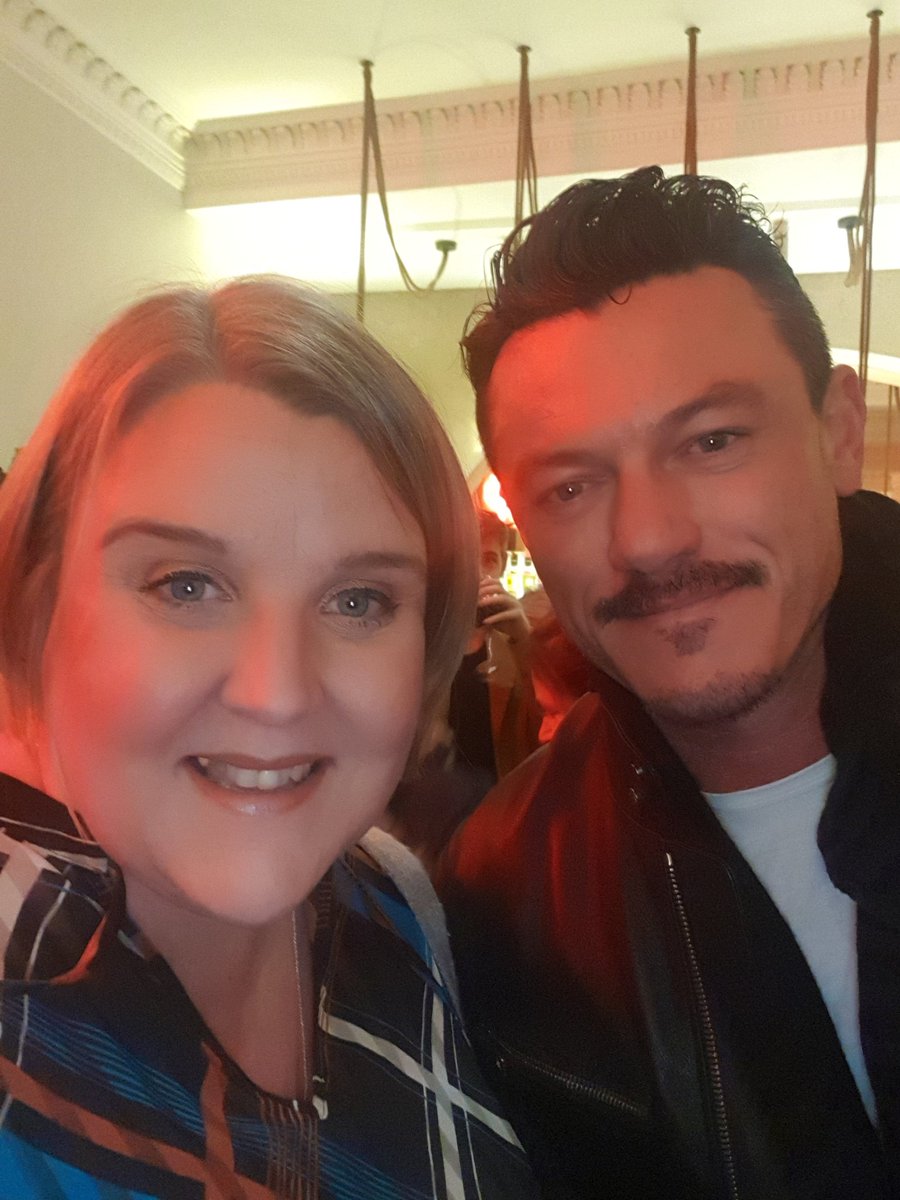 Still can't believe I met @TheRealLukevans tonight @oldvictheatre watching #OVChristmasCarol. Being there to represent @RoaldDahlFund as 1 of their nurses, while watching a determined young lady Lara (who has a RD nurse @annajewitt1)follow her dreams. Truly wonderful evening ❤💛