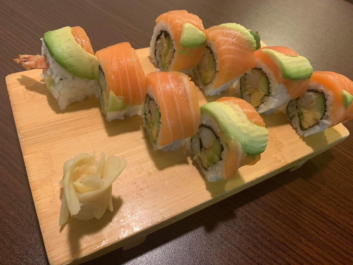 🙋to all the sushi lovers and dragon roll fans!  We have a special dragon roll for you!  We call it Christmas dragon!  It's a mix of green and red dragon!  You can eat them both at once! Come try it before it ends because it's the special for December only!  😋