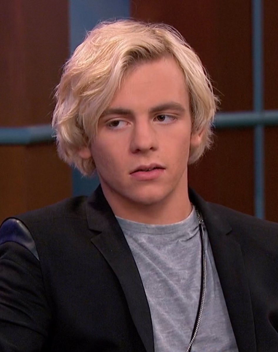 ausllydawmoon's tweet photo. annoyed talk show austin hehehe #8YearsofAustinAndAlly https://t.co/cECcdhr6KZ