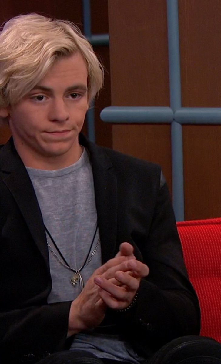 ausllydawmoon's tweet photo. annoyed talk show austin hehehe #8YearsofAustinAndAlly https://t.co/cECcdhr6KZ