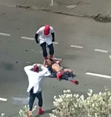 Sixtoja's tweet photo. Ha muerto el “PapaBomber” de Medellín, después de estar in curso junto a otro de sus iguales en tentativa de homicidio hacia la humanidad de un motociclista que transitaba casualmente por el sitio del deceso.
La @FiscaliaCol debería identificar al otro sujeto y judicializarlo. https://t.co/g4YtT48eHD