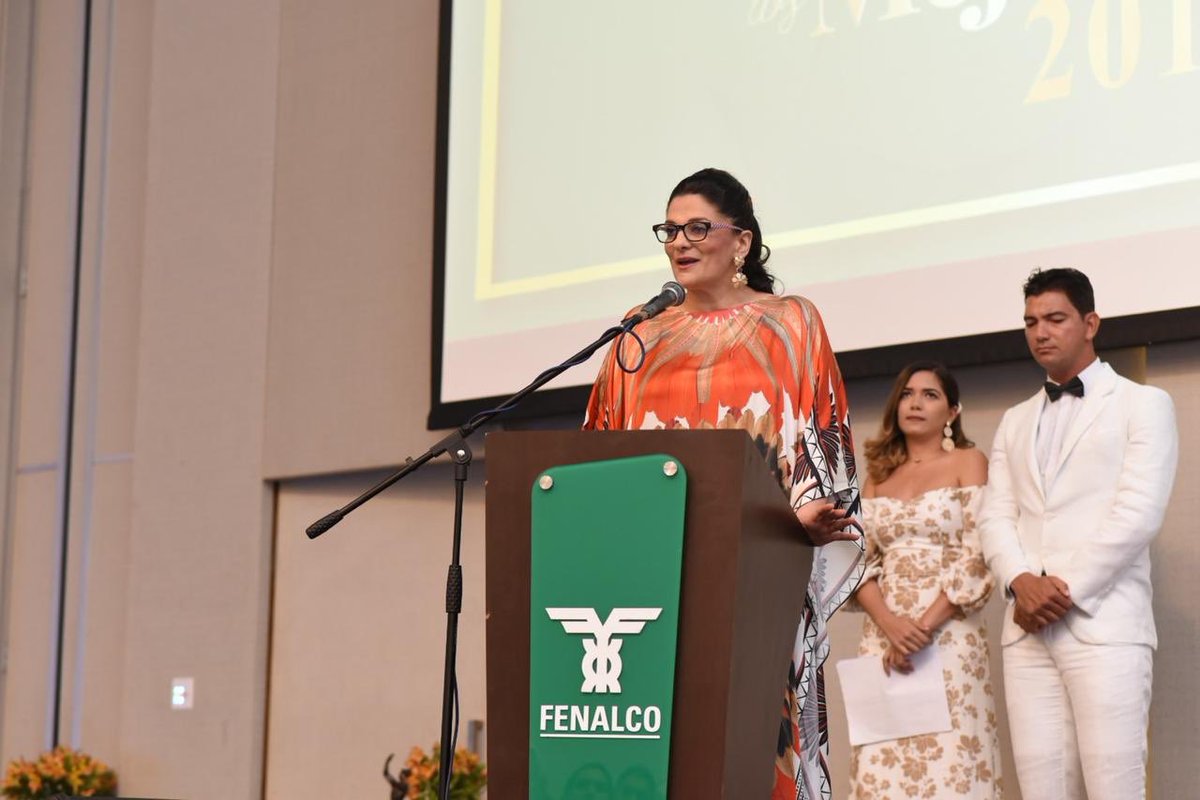 MonterrosaVero's tweet photo. #Hoy en La Noche de Los Mejores de @FenalcoBolivar la gala donde se celebra a empresas y empresarios que se han destacado en su  compromiso con el desarrollo de la actividad más antigua: El Comercio. Felicidades a los galardonados @aeroCTG @RamondelCastil7 @makuira @TaTabluo https://t.co/eNb4dXl8vd