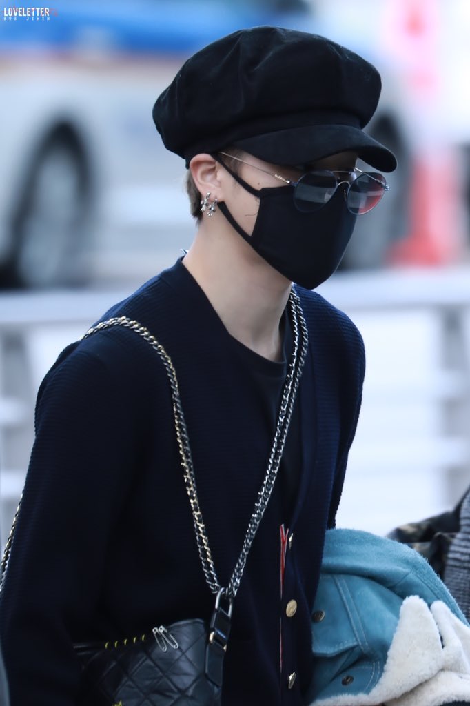 𝕭🪞₁₃ᴰᴵᴼᴿ ᴾᴶᴹ on X: Jimin's airport fashion strikes again,,, he looks so  chic and I love his Chanel bag,,, peep the I'm so happy lettering 💛 # JIMIN @BTS_twt  / X