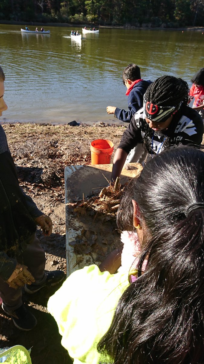 SarahBird57's tweet photo. @FifthCamp Kids learning about Earth Science #liscanoproud #fisd5 #FifthCampLES https://t.co/3lWBGYGQM2