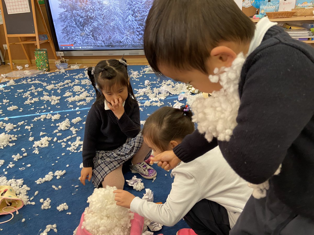 It’s snowing! Do you want to build a snowman? PreK Exploring what is the weather like during winter time. #STP #UOI #provocation #IB <a href="/WISSshanghai/">WISS</a>