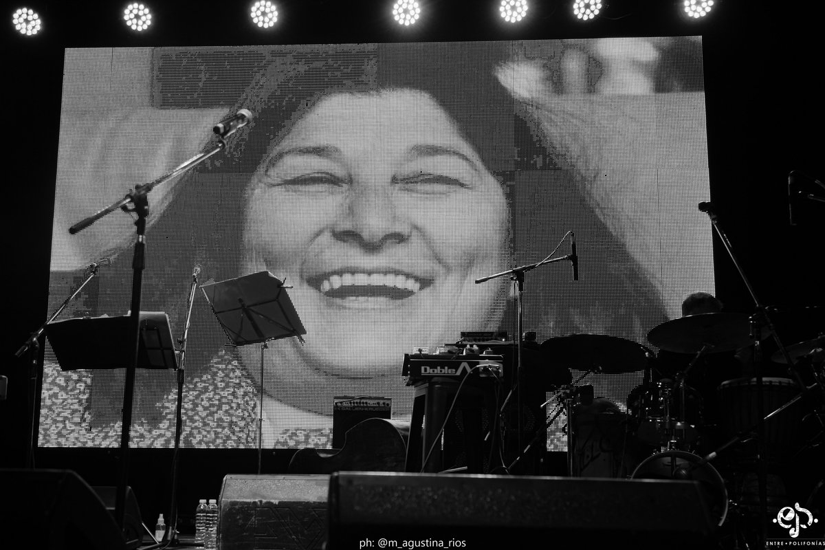 #COBERTURA ⚡️El sábado pasado un grupo de artistas homenajeó a Mercedes Sosa a 10 años de su partida en Ciudad Cultural konex. Ernesto Snajer fue el director y la fecha fue a beneficio de la Fundación Mercedes Sosa

👉bit.ly/2qYggt5 📸 <a href="/m_agustina_rios/">Agustina 📷💜🎶🎵</a>