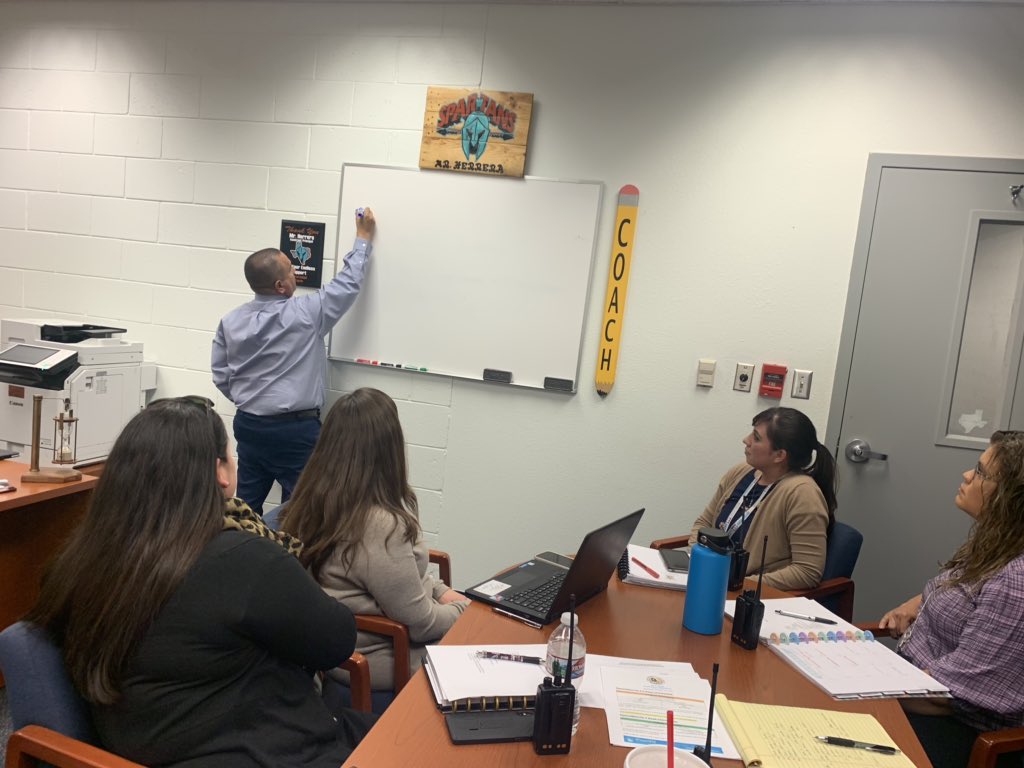 SierraVista_SA's tweet photo. Leadership meeting with our new principal! #GeneralsConquer #TeamSISD #Growth #EveryoneMovesForward https://t.co/RMPGYYVVre