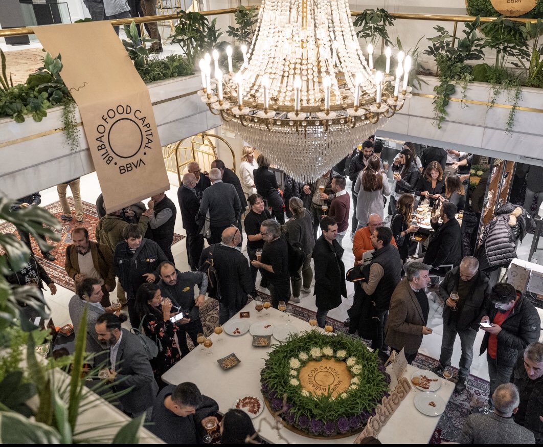 Hemos colgado el CARTEL de COMPLETO durante tres días consecutivos . Agradecidos a todos los que han hecho posible el éxito de un formato diferente en un foro de convivencia único para los profesionales del sector gastronómico