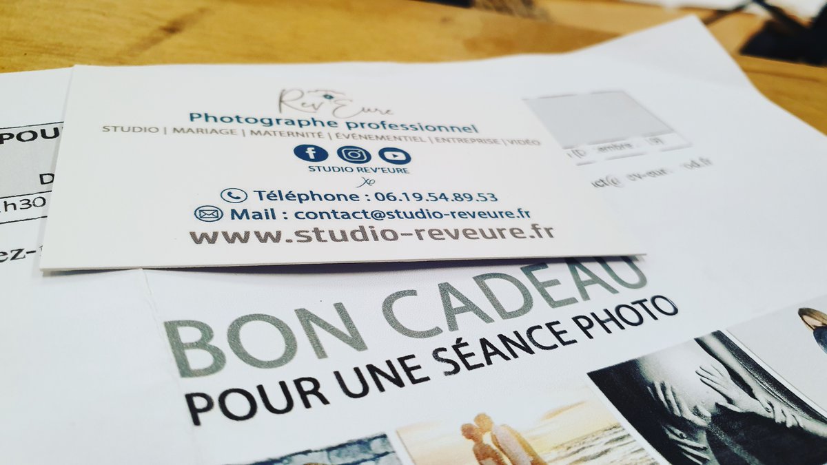 REVEUREPROD's tweet photo. #ideecadeau #cadeaunoel #boncadeau #seancephoto Vous cherchez une idée de cadeau original à mettre sous le sapin...Pensez à offrir une séance photos en bon cadeau à  l'un de vos proches. https://t.co/L5HXrBDxXk https://t.co/Y8nSunDB2Z