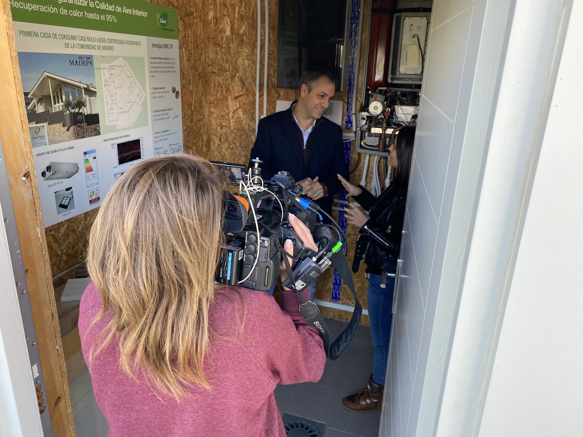 BioPasiva_'s tweet photo. Hoy hemos recibido en nuestra oficina #BioPasiva la 1ª certificada #Passivhaus de la Comunidad de Madrid a @antena3com para el programa de @susannagriso @EspejoPublico que se emitirá este miércoles 4. Hablamos de respeto al #MedioAmbiente en la construcción #COP25Madrid https://t.co/zBQ9cm8gUE