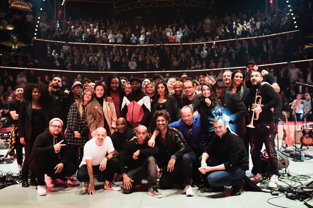 SolidariteSida's tweet photo. Ambiance électrique sur la reprise d'Uptown Funk, instant suspendu pendant Life on Mars... les artistes ont joué avec les émotions du public jusqu'à un final d'anthologie ! Merci à toutes et à tous pour cette soirée de partage et à l'année prochaine🤗#GalaSolsid
📷 @Thibault_bd https://t.co/KiCJcdEPYs
