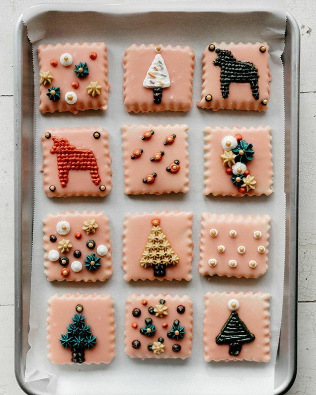 oh hi, chrismukkah cookie season!!! what cookies are you guys excited to bake this year?! (📷 @chantell_lauren, 🍪 recipe link in profile!) ift.tt/33E2B7z