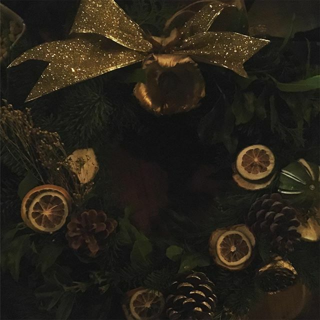 Festive Wreath making with the ever spectacular @flowerkitschen WHAT A DREAM #theholidaysarecoming #wreathsofinstagram #floristry #pinecones ift.tt/2PjgbZ9