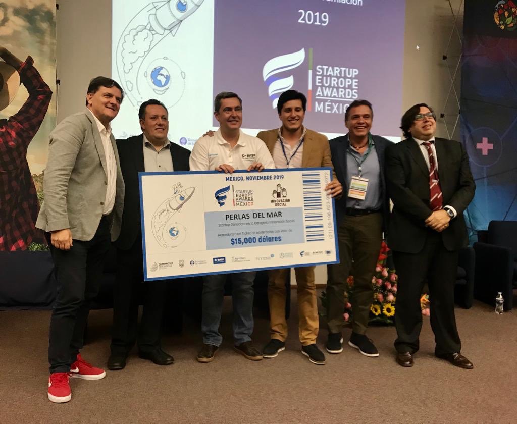 StartUpAwardsMX's tweet photo. 📣 Gracias a @juanmrevuelta de por asistir al @agrofest y la final de los @StartUpAwardsMX. 

@finnova apoyará en el aceleramiento de las startups ganadoras y su conexión con la Unión Europea 🇪🇺 https://t.co/4Ocjhi7yqS