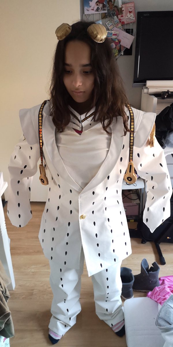 Bro I’m crying I look like I’m going over all my life choices wearing my friends cosplay