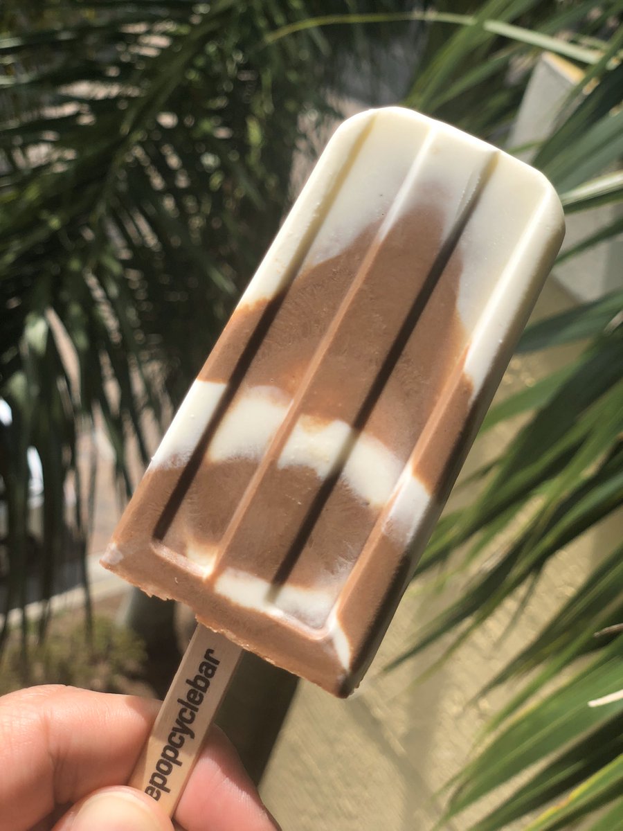 ThePopcycleBar's tweet photo. This custom ordered PopCycle is a mix of white and dark chocolate, which is perfect for any chocolate lover! #chooclatelovers #boozypops #cbdpopsicles #customordered #icepops #southflorida #catering #southfloridaevents #miamievents https://t.co/6tXJJiv1Jz